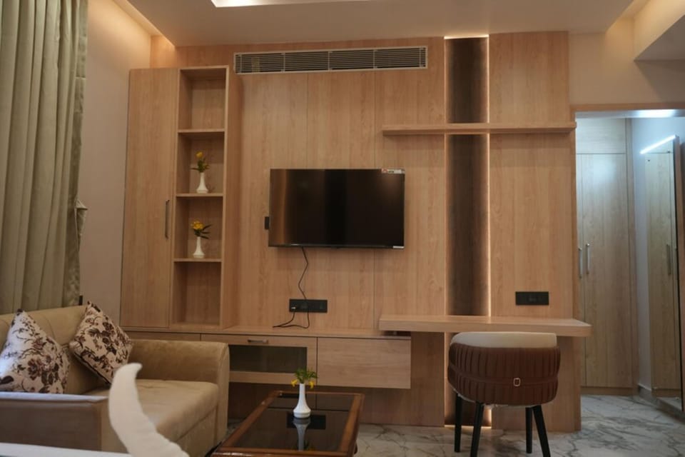 Premium Room, City View | Living area