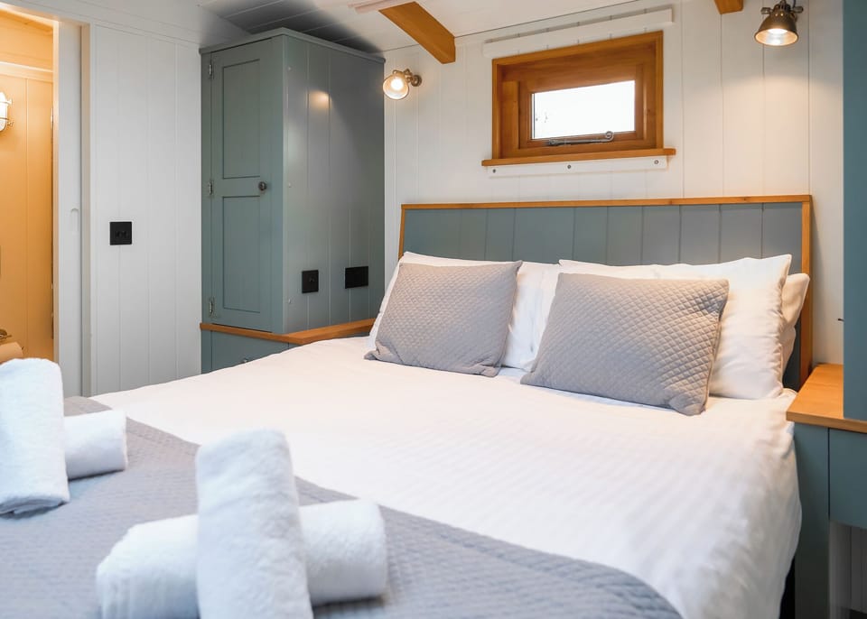 Bedroom, Bed, House