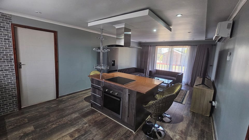 Royal Chalet, Garden View | Private kitchen | Microwave, oven