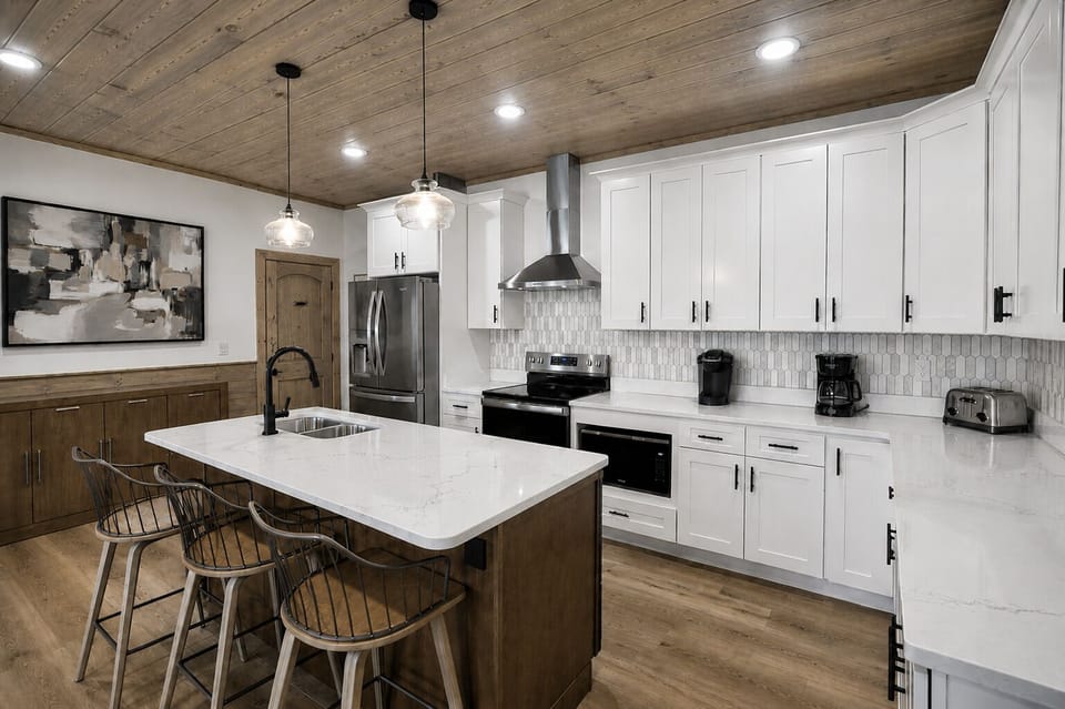 Comes with a fully stocked kitchen!