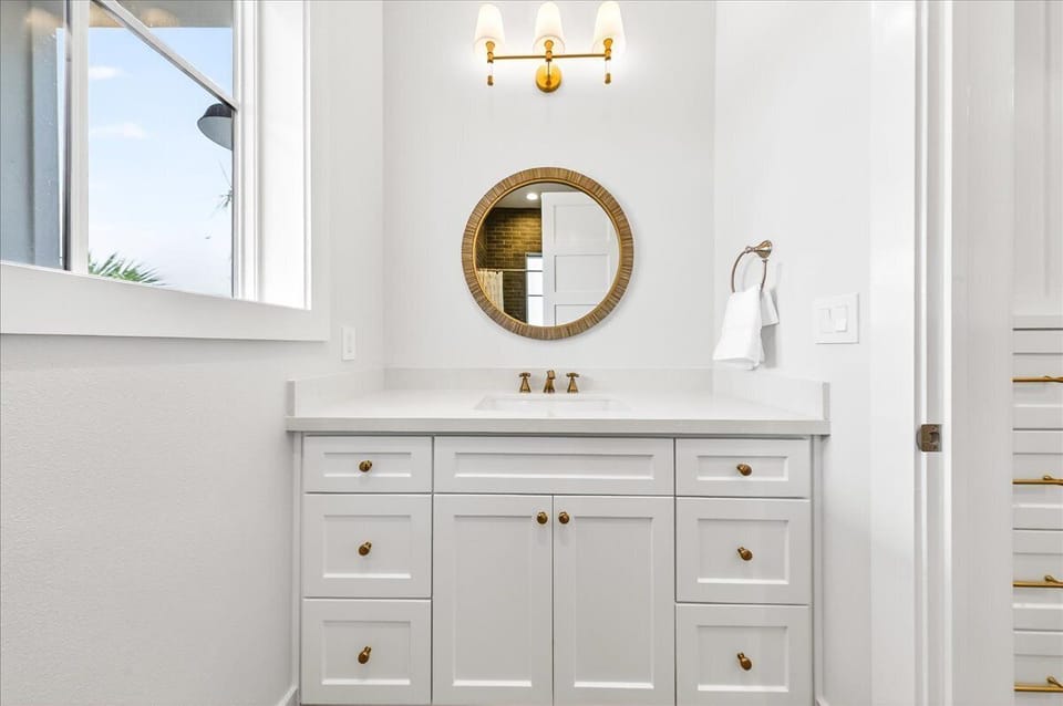 1st Floor, Second King Bathroom