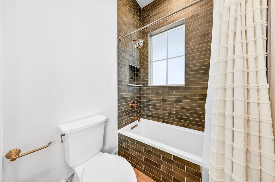 1st Floor, Second King Bathroom