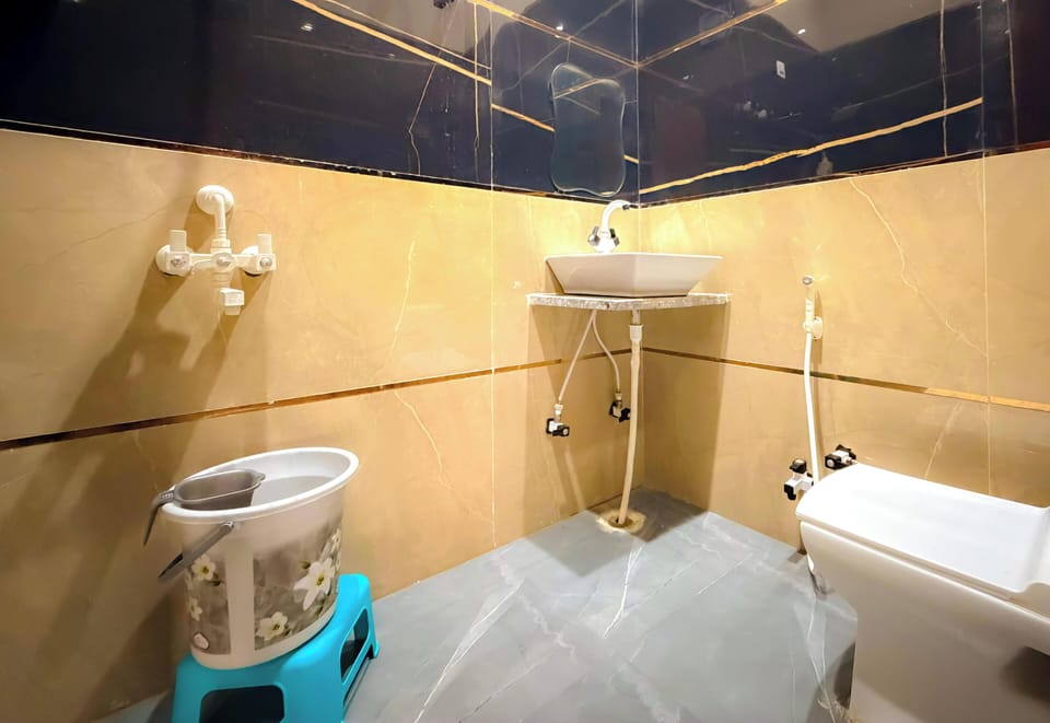 Deluxe Room | Bathroom | Free toiletries, towels, soap, shampoo