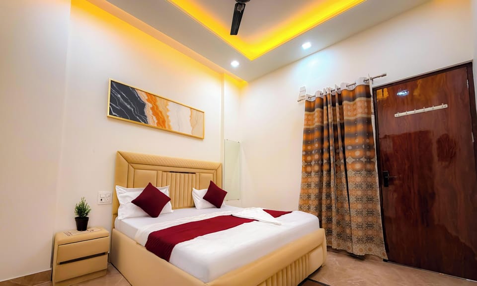 Deluxe Room | Desk, laptop workspace, iron/ironing board, free WiFi