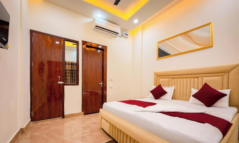 Deluxe Room | Desk, laptop workspace, iron/ironing board, free WiFi