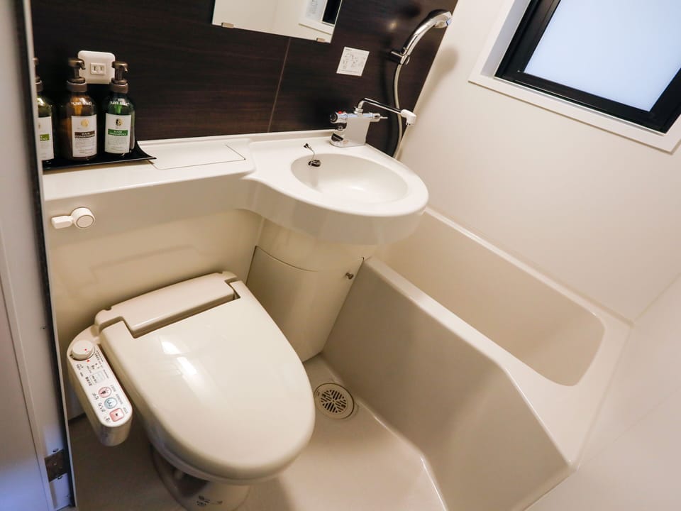 Combined shower/tub, deep soaking tub, free toiletries, towels