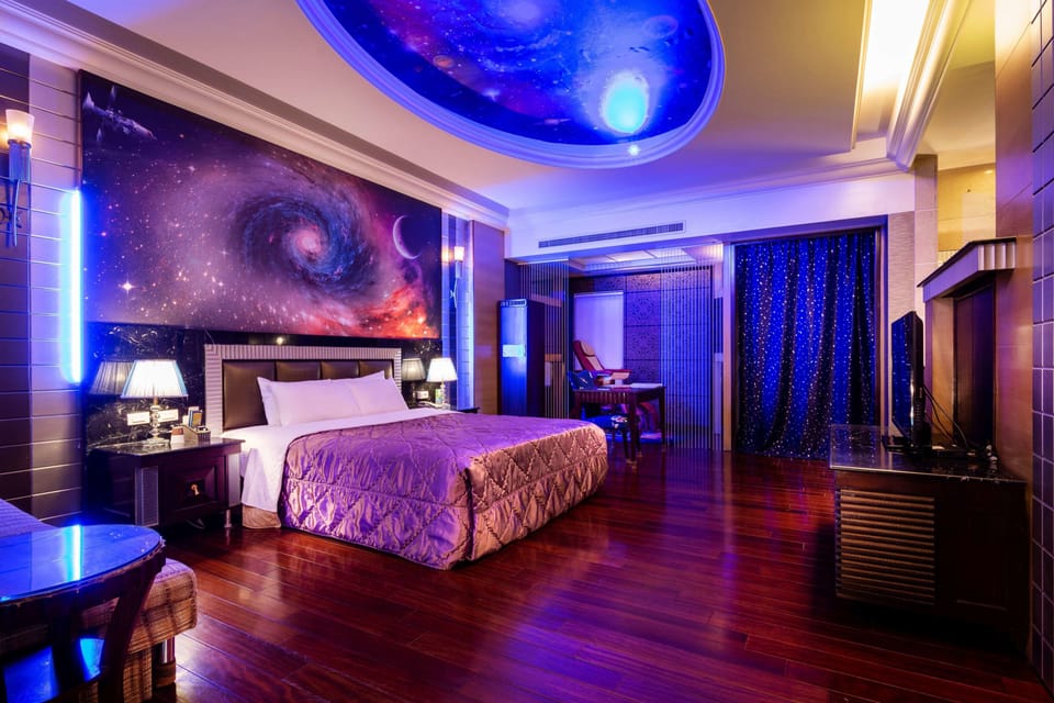 Caesar | Premium bedding, down comforters, pillowtop beds, minibar