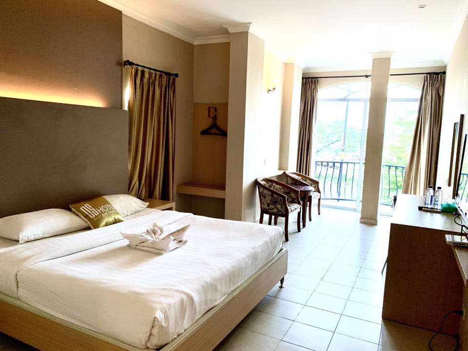 Deluxe Room | Desk, blackout drapes, soundproofing, WiFi (free)