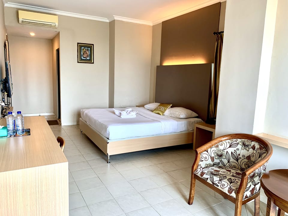 Deluxe Room | Desk, blackout drapes, soundproofing, WiFi (free)
