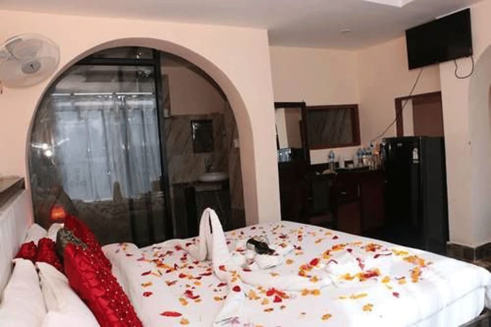 In-room safe, desk, iron/ironing board