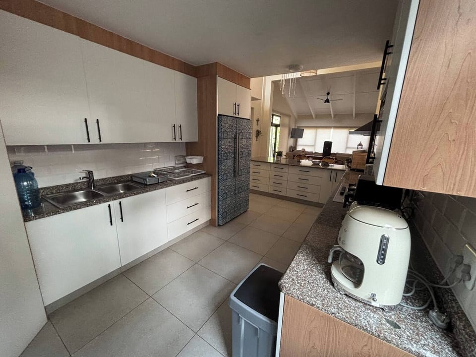 House, 5 Bedrooms, Patio, Garden View | Private kitchen
