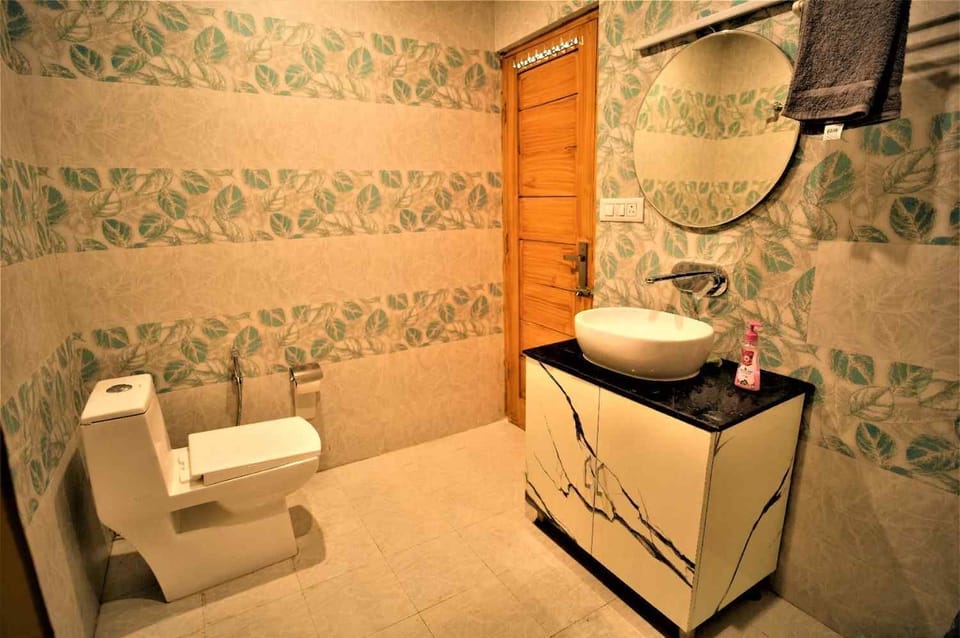 Deluxe Room, Balcony, Mountain View | Bathroom | Shower, towels, soap, shampoo