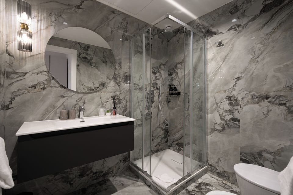 Double Room | Bathroom | Shower, free toiletries, hair dryer, bathrobes