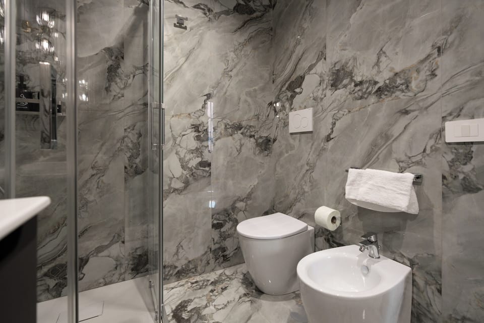 Double Room | Bathroom | Shower, free toiletries, hair dryer, bathrobes