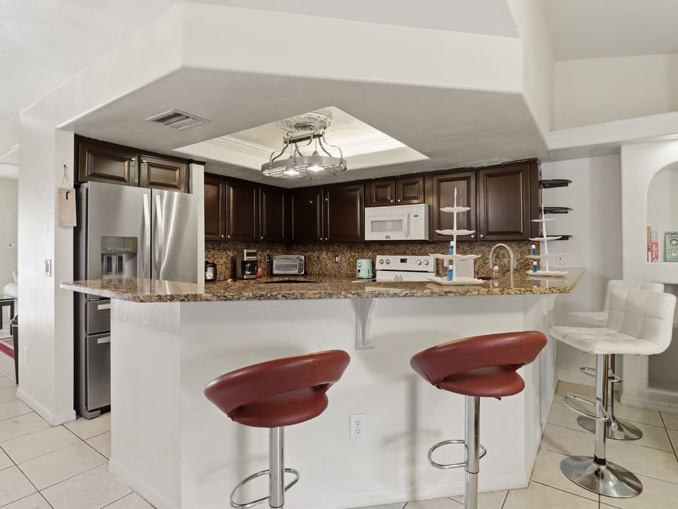 House, 4 Bedrooms | Private kitchen | Fridge, oven, coffee/tea maker