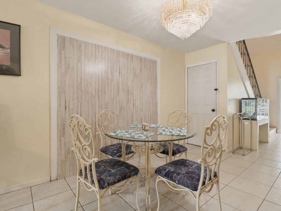 House, 4 Bedrooms | Dining
