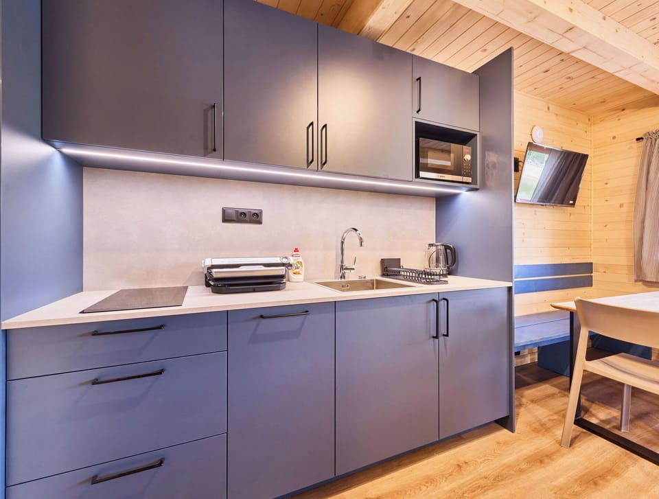 Wood, Interior Design, Flooring, Floor, Countertop, Kitchen, Sink, Apartment, Cabinetry, Ceiling