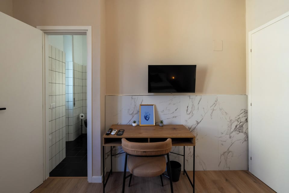 Classic Triple Room | Desk, laptop workspace, free WiFi, bed sheets