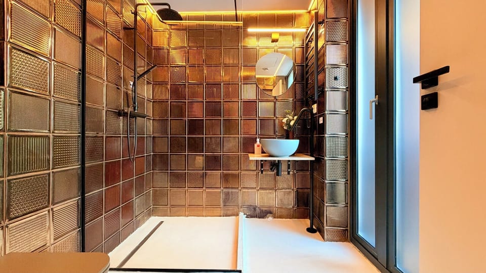 Comfort Studio, 1 Queen Bed, Non Smoking, Private Bathroom | Bathroom | Shower, free toiletries, hair dryer, towels