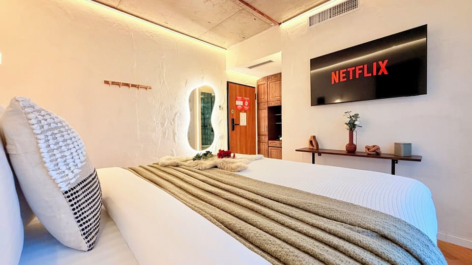 Comfort Studio, 1 Queen Bed, Non Smoking, Private Bathroom | Blackout drapes, iron/ironing board, free WiFi, bed sheets