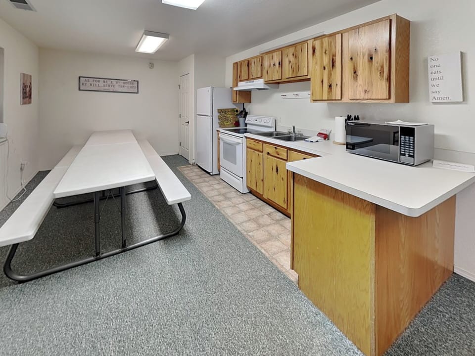 Full Kitchen - Cedar Lodge Cabin