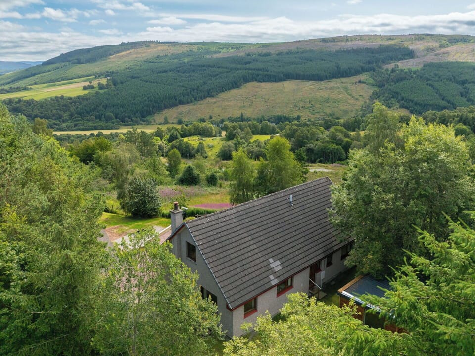 Vegetation, Natural Landscape, Landscape, Hill, Shrub, Highland, Rural Area, Cottage, Hill Station, Meadow