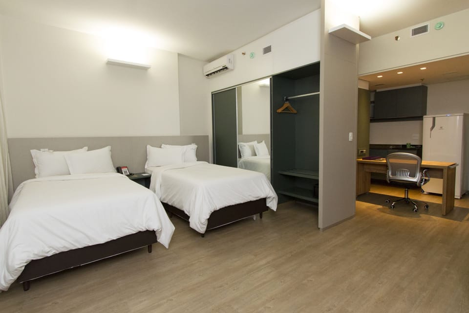 Deluxe Twin Room | Minibar, in-room safe, desk, blackout drapes