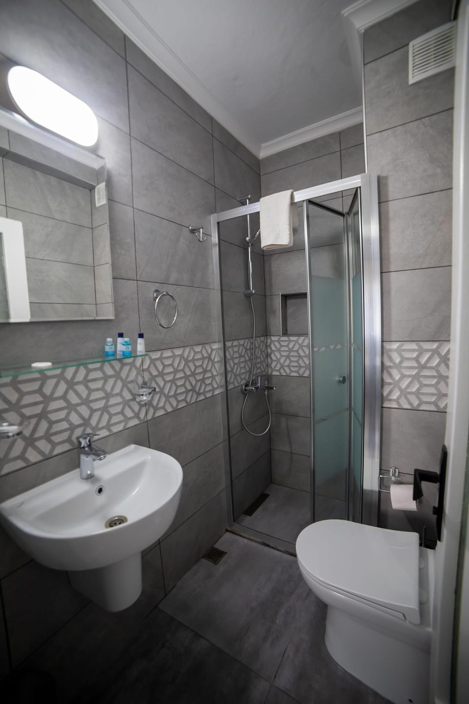 Double Room | Bathroom | Shower, free toiletries, hair dryer, bathrobes
