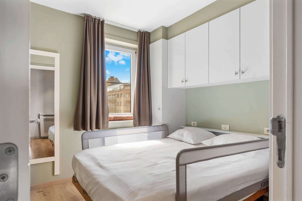 Bed with retractable safety rails for children.