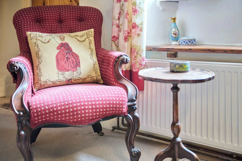 Wistermead Cottage, Dolton - Host & Stay