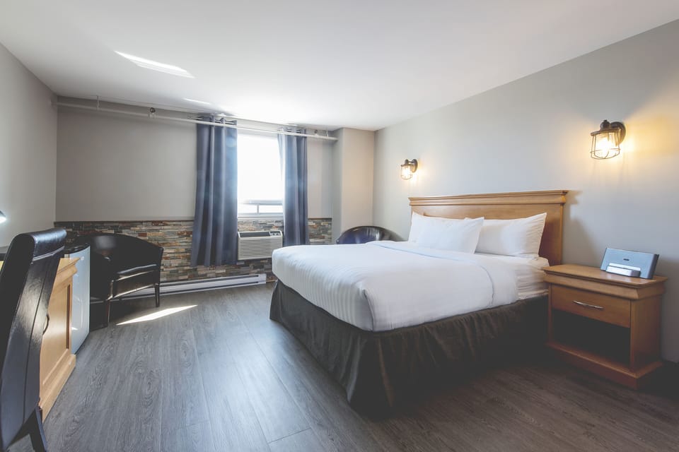 Room, 1 Queen Bed, Kitchenette (Prospecteur) | Desk, soundproofing, iron/ironing board, free cribs/infant beds