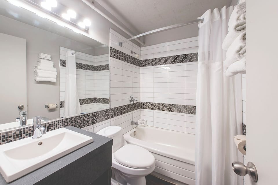 Room, 1 King Bed (Prospecteur) | Bathroom | Combined shower/tub, free toiletries, hair dryer, towels