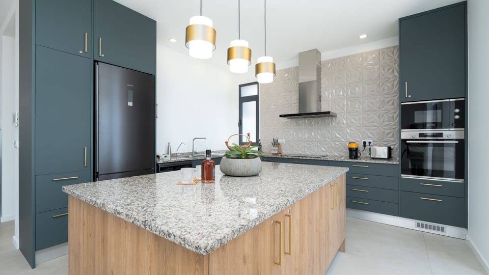 Fully equipped modern kitchen with island, premium appliances and elegant finishes. Perfect for preparing meals while enjoying a comfortable and stylish stay in Madeira.
#PapayaVilla #ModernKitchen #LuxuryVilla