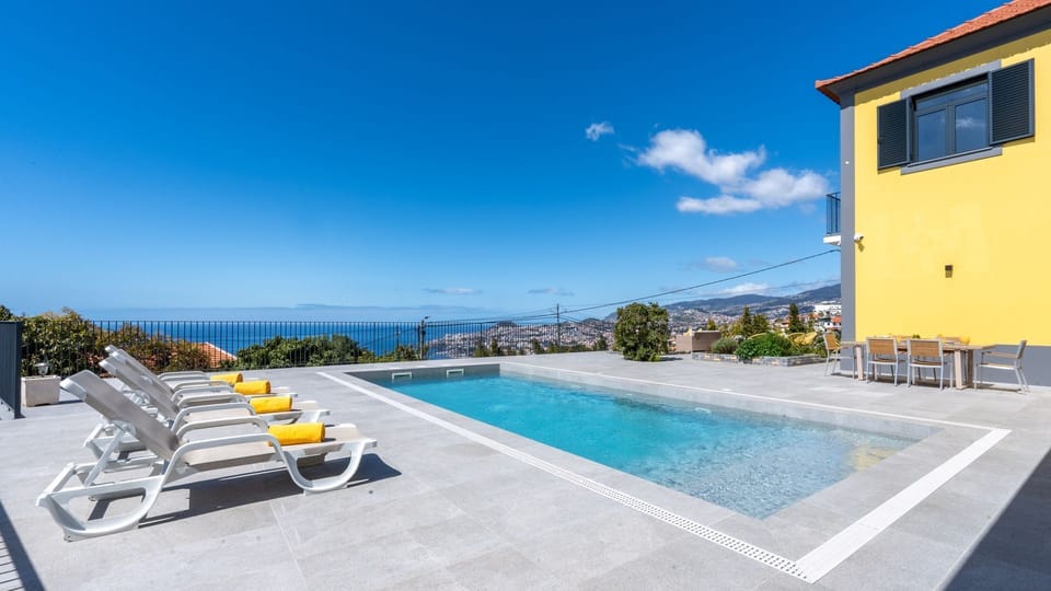 Private pool area with sun loungers, ocean views and the villa’s charming yellow exterior. The perfect place to unwind, swim and enjoy Madeira’s sunny weather.
#PapayaVilla #PrivatePool