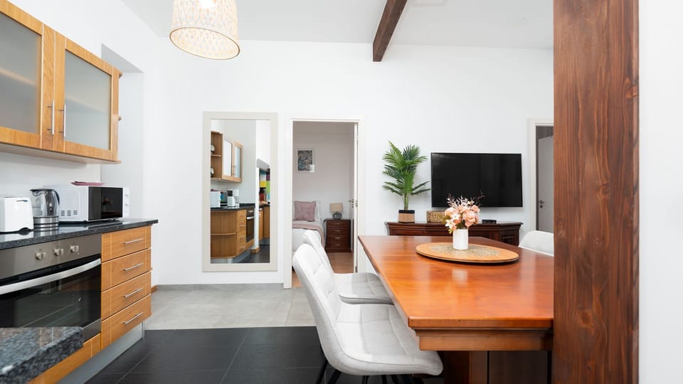 Bright and welcoming living space with modern touches-Ideal for unwinding after discovering Funchal’s vibrant streets.
#CozyHome #FunchalStay #ModernLiving #TravelPortugal