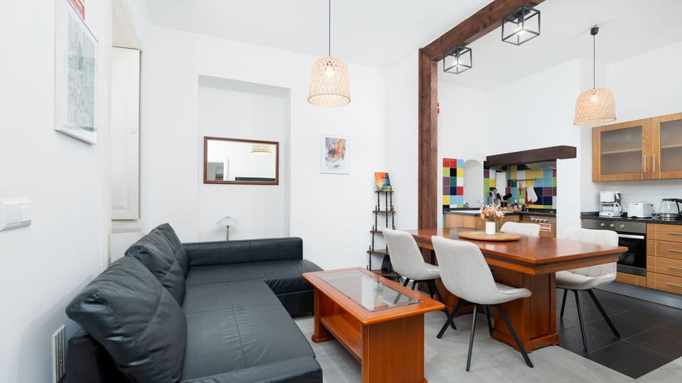 Comfort meets simplicity in this open-plan lounge and dining area 🍽️ A practical base close to the heart of the city.
#CityStay #FunchalCenter #CozyVibes #LovelyStay