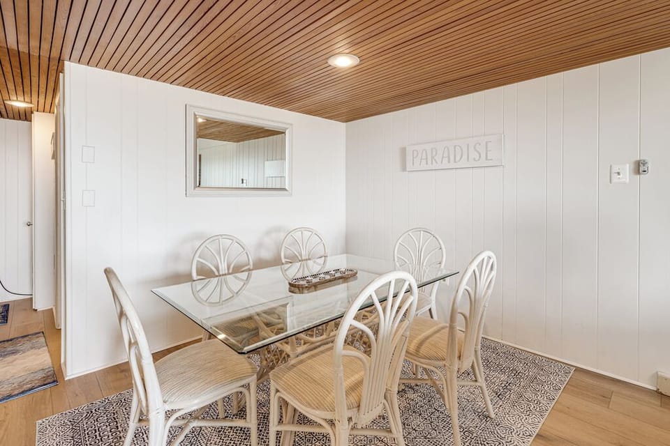 Dining area seats 6.