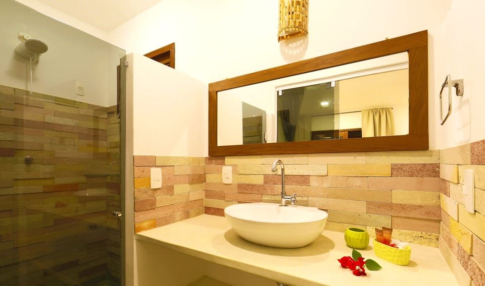 Suite | Bathroom | Shower, rainfall showerhead, free toiletries, hair dryer