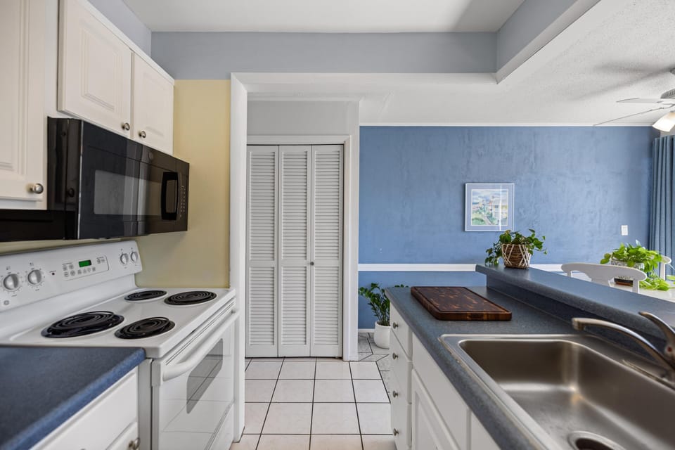 Condo, 1 King Bed with Sofa bed (Sandpiper Cove 2044) | Private kitchen