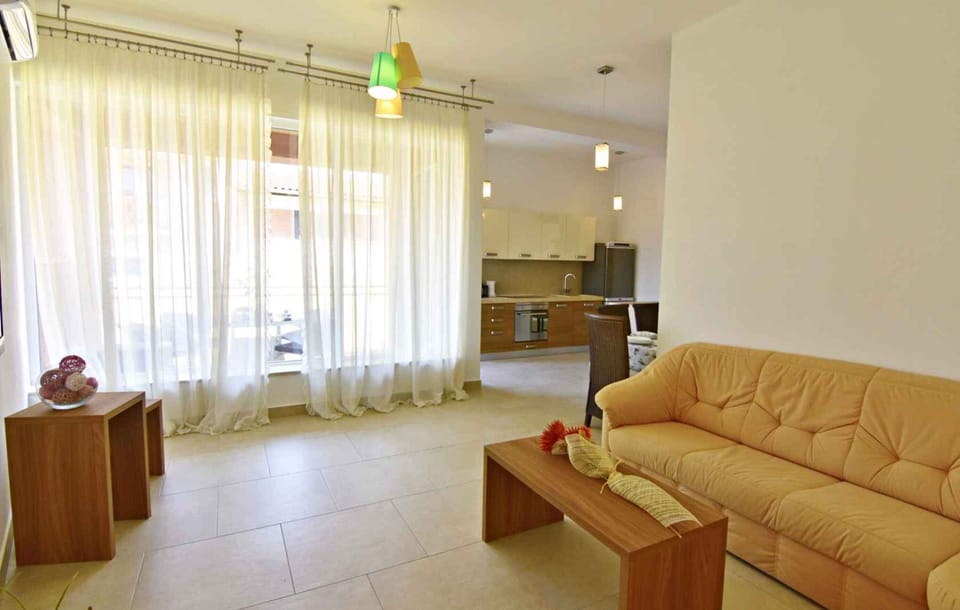 Apartment, 2 Bedrooms, Terrace, Garden View | Living room