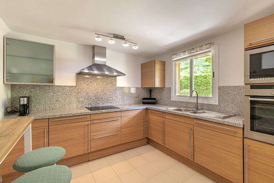 Kitchen Appliance Detail: Close-up of the modern oven and hob, showcasing the quality of the cooking facilities.