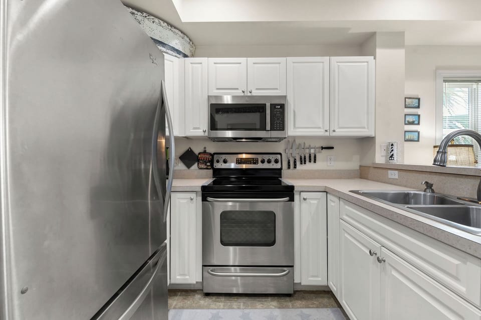 BB303A: Bermuda Bay 303A | Level 2 Kitchen