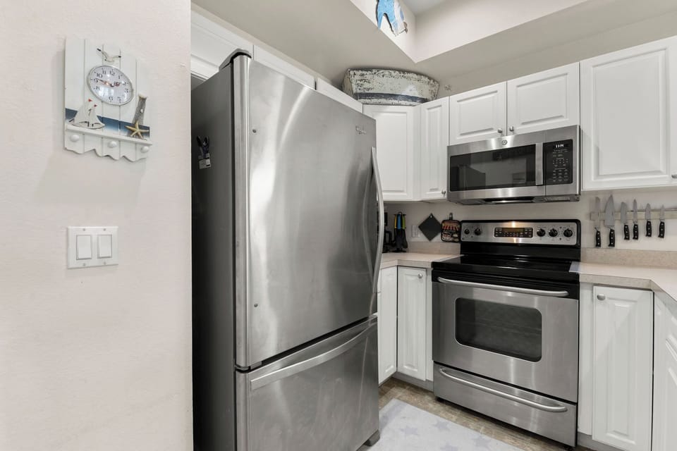BB303A: Bermuda Bay 303A | Level 2 Kitchen