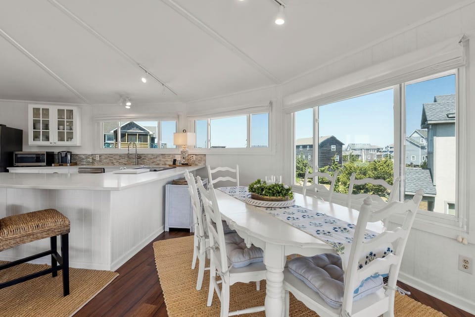HISA22: The Round Retreat | Top Level Dining Area