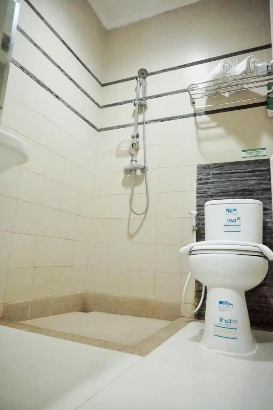 Superior Room, 1 King Bed, Smoking | Bathroom | Shower, free toiletries, hair dryer, slippers