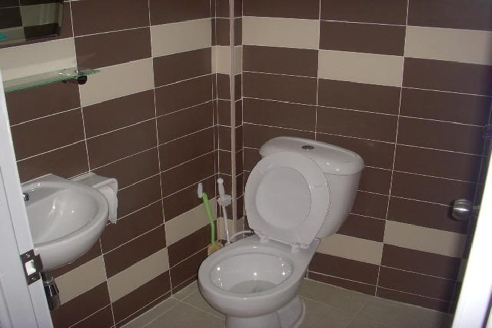 Family Room | Bathroom | Shower, free toiletries, hair dryer, towels