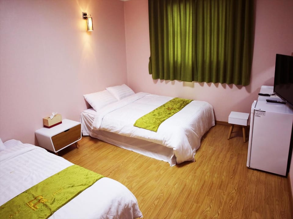 Soundproofing, free WiFi, bed sheets