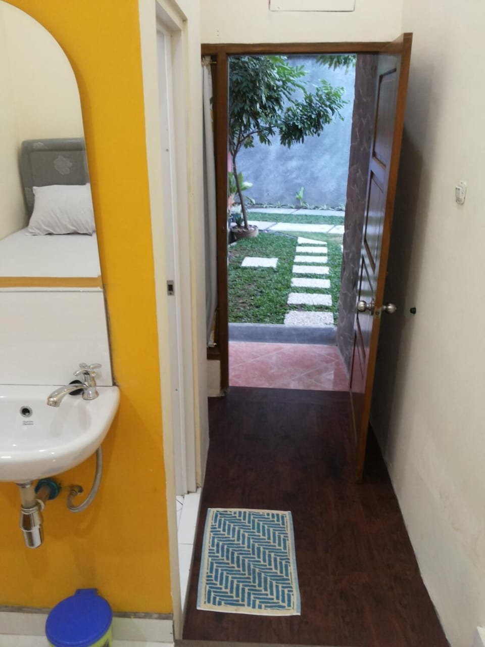 Standard Room | Bathroom | Shower, free toiletries, towels