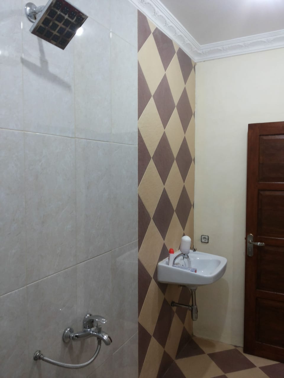 Shower, free toiletries, towels