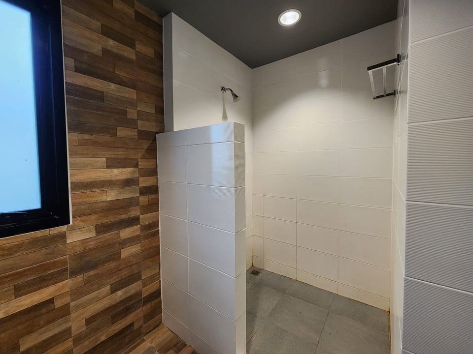 Villa Deluxe | Bathroom | Combined shower/tub, free toiletries, bathrobes, bidet